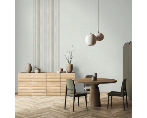 Eetkamer met eettafel, stoelen, dressoir en hanglampen in een helder, modern design.