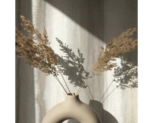 Decoratieve droogbloemen in een keramische vaas