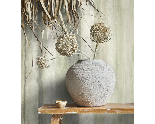Decoratief stilleven met vaas en gedroogde bloemen op een tafel