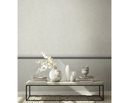 Decoratieve woonkamer met salontafel, vazen en boeken