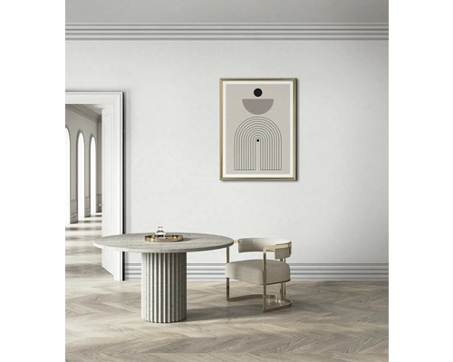 Interieurfoto van een kamer met een eettafel, een stoel en een ingelijst kunstwerk aan de muur