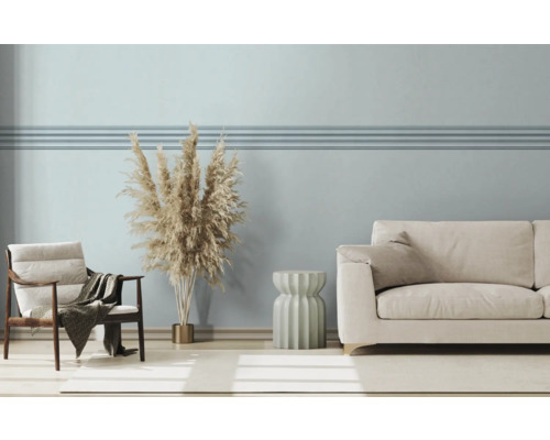 Woonkamer met bank, fauteuil, bijzettafel en decoratief pampasgras