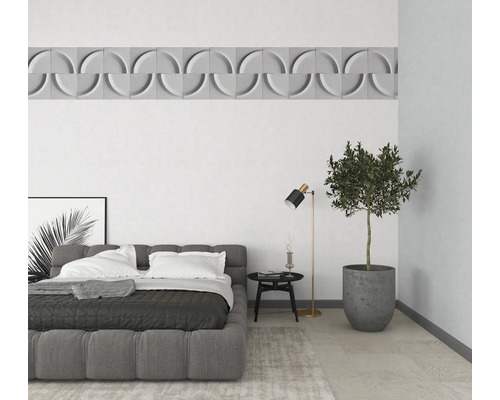 Slaapkamer met bed, nachtkastje, staande lamp, kamerplant en wandpanelen