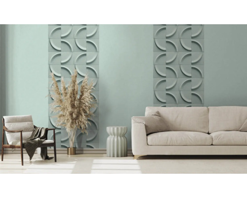 Lichte kamer met 3D-wandpanelen, fauteuil en bank