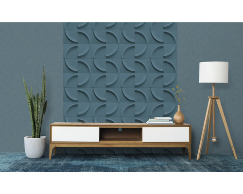 Woonkamer met driedimensionale wandpanelen, dressoir en staande lamp