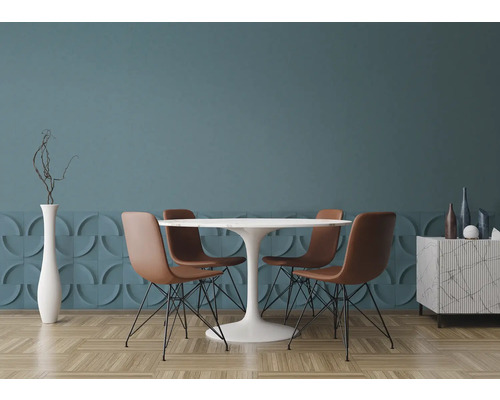 Eetkamer met witte tafel, bruine stoelen en wanddecoratie