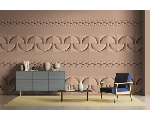 Woonkamer met wandpanelen, dressoir, fauteuil en salontafel