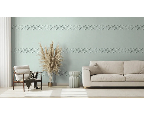 Lichte woonkamer met bank, fauteuil, bijzettafel en wanddecoratie