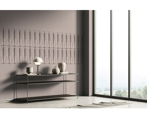 Woonkamer met wandpanelen, plank, lamp en decoratie