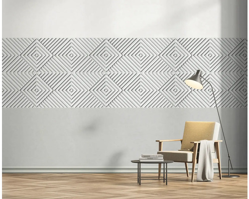 Scene met decoratieve wandpanelen met een geometrisch ruitpatroon, fauteuil, staande lamp en bijzettafel.