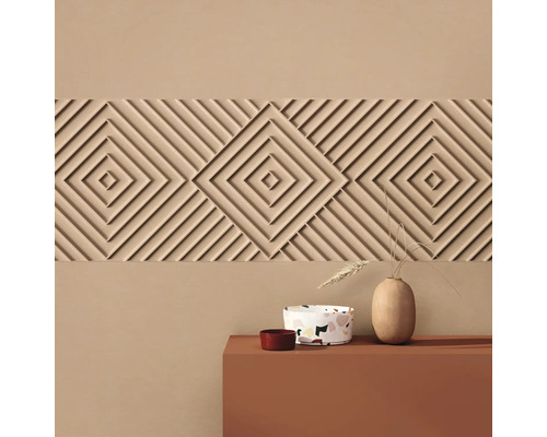Decoratieve wandpanelen met geometrisch ruitpatroon boven een kast met vazen en schalen
