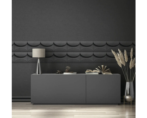 Woonkamer met dressoir, lamp, decoraties, droogbloemen en wandpanelen