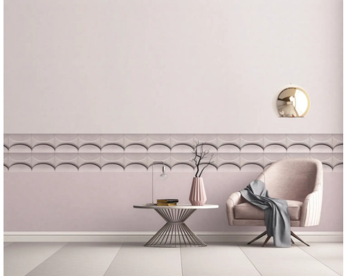 Lichte kamer met decoratieve tegels, fauteuil en bijzettafel voor interieurontwerp