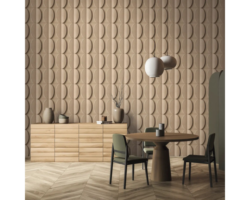 Woonkamer met wandpanelen in ovaal design, dressoir, eettafel en stoelen.