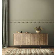 Woonkamer met houten dressoir, decoratie en tapijt