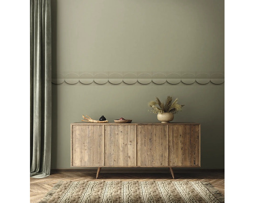 Woonkamer met houten dressoir, decoratie en tapijt