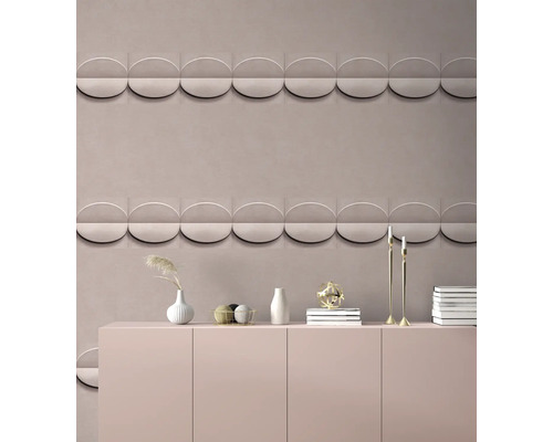 Wanddecoratie met halfronde sier elementen boven een dressoir met decoraties.