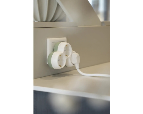 Meervoudig stopcontact met stekker in wandcontactdoos