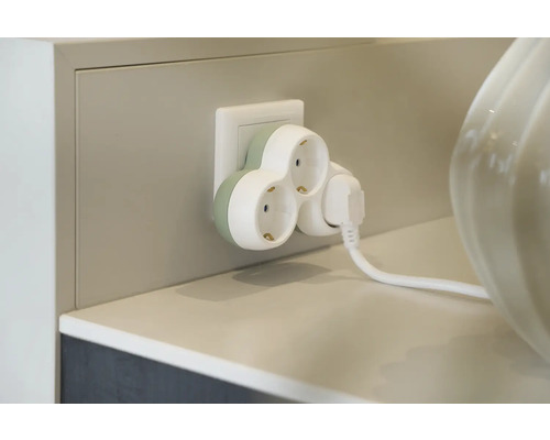 Meervoudige stekkerdoosadapter met stekker in stopcontact