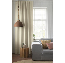 Woonkamer met gordijn, jaloezieën, lamp en bank