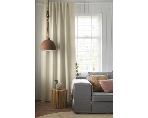 Woonkamer met gordijn, jaloezieën, lamp en bank