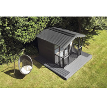 Tuin met tuinhuis en hangende mandstoel