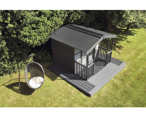 Tuin met tuinhuis en hangende mandstoel