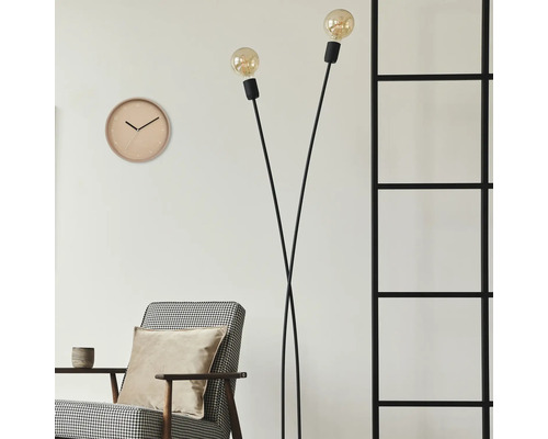 Interieur met fauteuil, staande lamp, klok en roomdivider