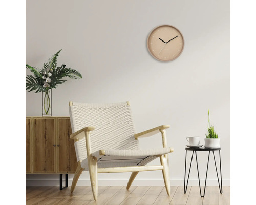 Woonkamer met houten kast, fauteuil, tafel en wandklok