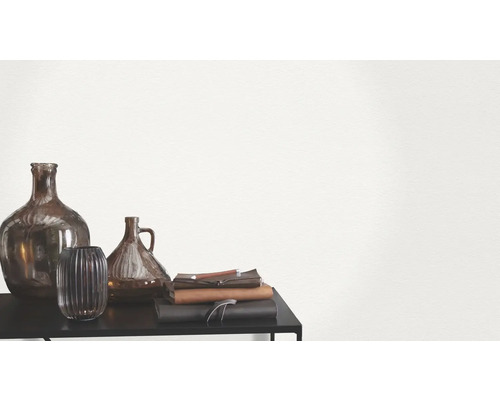 Decoratieve glazen vazen en notitieboekjes op een tafel