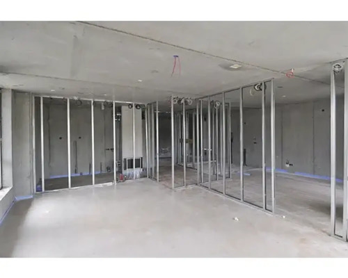 Kamer met metalen frame en ruwbouw