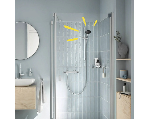 Badkamer met douche, wastafel en spiegel