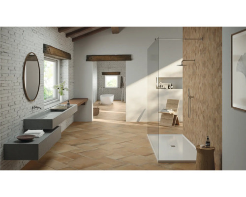 Lichte badkamer met douche, wastafel en bad in landelijke stijl