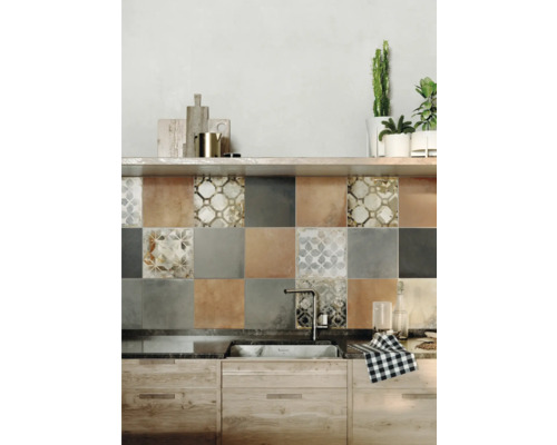 Keuken spoelbak met patroontegels op de muur