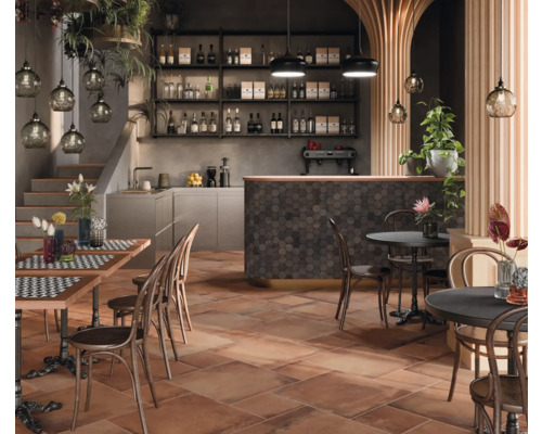 Horecaruimte met tafels, stoelen, bar en terracotta vloertegels voor een rustieke sfeer.