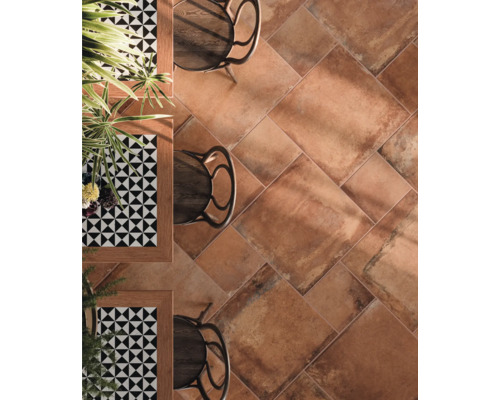 Vloertegels in terracotta look met tafels en stoelen