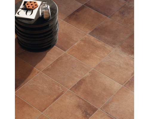 Gelegd vloertegelpatroon met ronde bijzettafel