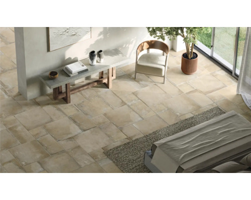 Lichte kamer met vloertegels, bank en stoel voor een heldere en ruimtelijke sfeer