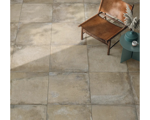 Vloeraanzicht met vierkante tegels en stoel