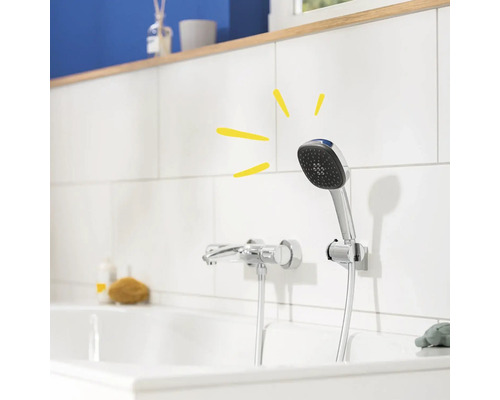 Doucheset met handdouche in de badkamer