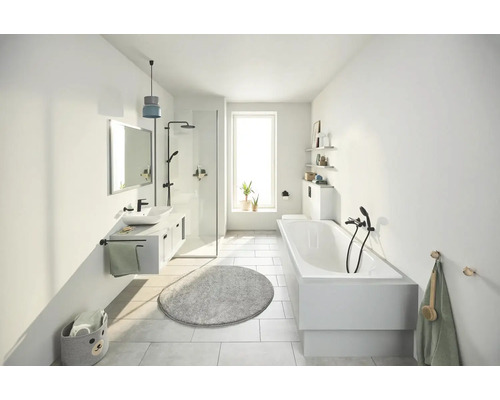 Lichte badkamer met wastafel, spiegel, bad en douche