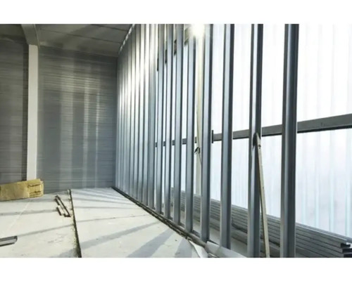 Metalen frame voor gipsplaten in interieur