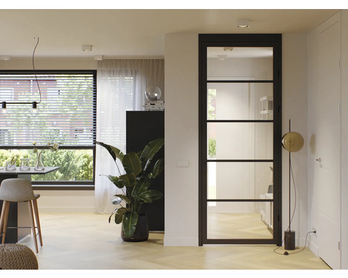 Interieur van een modern ingerichte kamer met glazen deur en woonaccessoires