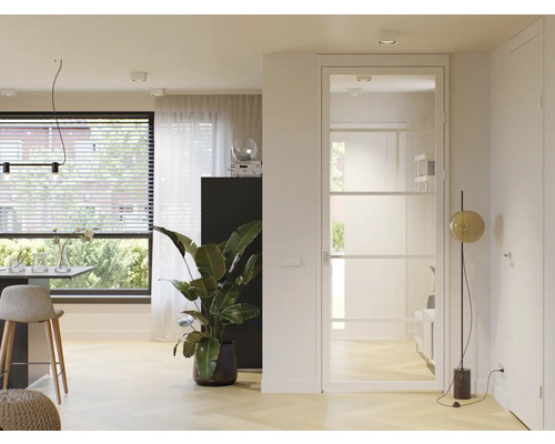 Lichte ruimte met glazen deur, kamerplant en eethoek