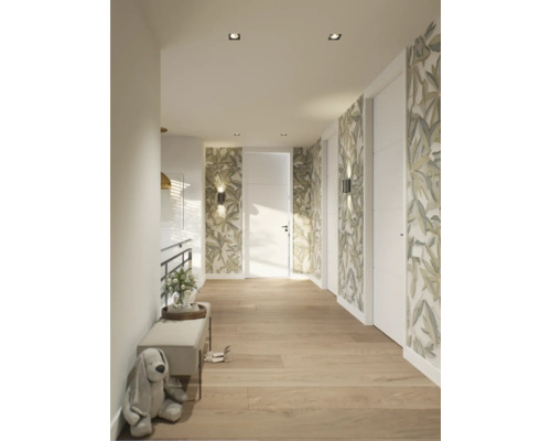 Hal met houten vloer, bloemenbehang en witte deur