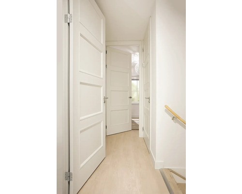 Hal met witte binnendeuren in landhuisstijl