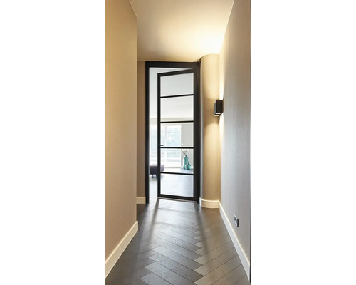 Openstaande binnendeur met glas en roeden in een hal met visgraatparket