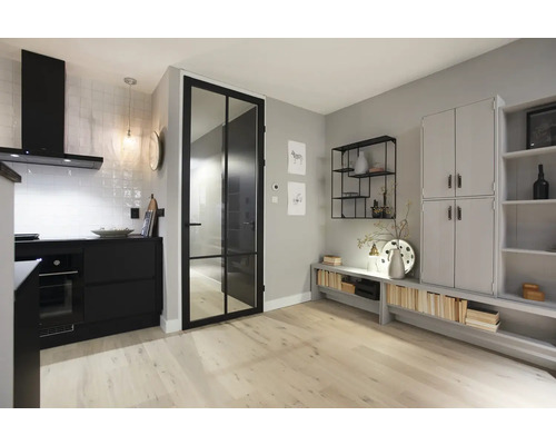 Interieurbeeld met zwarte keuken, glazen deur met zwart frame en grijze meubels