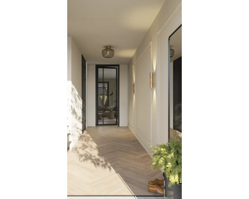 Hal met visgraat parketvloer, wandlampen en binnendeur