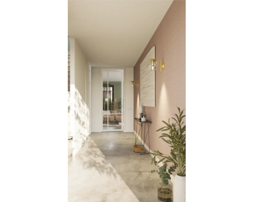 Lichte hal met glazen deur, wandlampen en decoraties